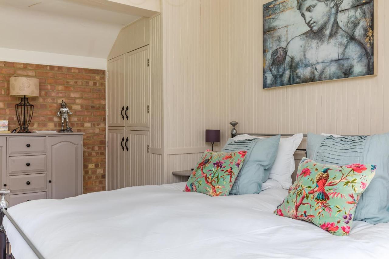 Old Mill Lodge By Huluki Sussex Stays Hurstpierpoint Buitenkant foto