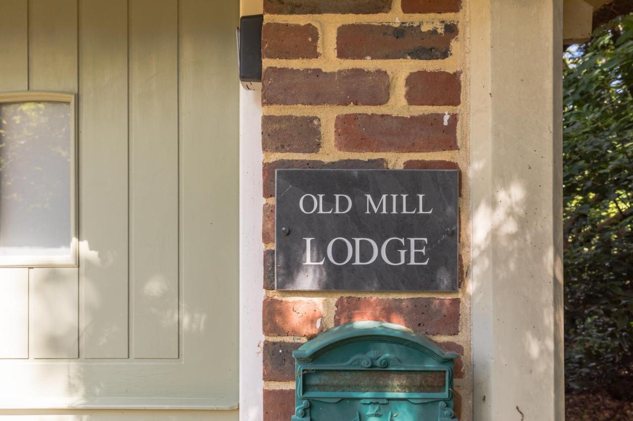 Old Mill Lodge By Huluki Sussex Stays Hurstpierpoint Buitenkant foto