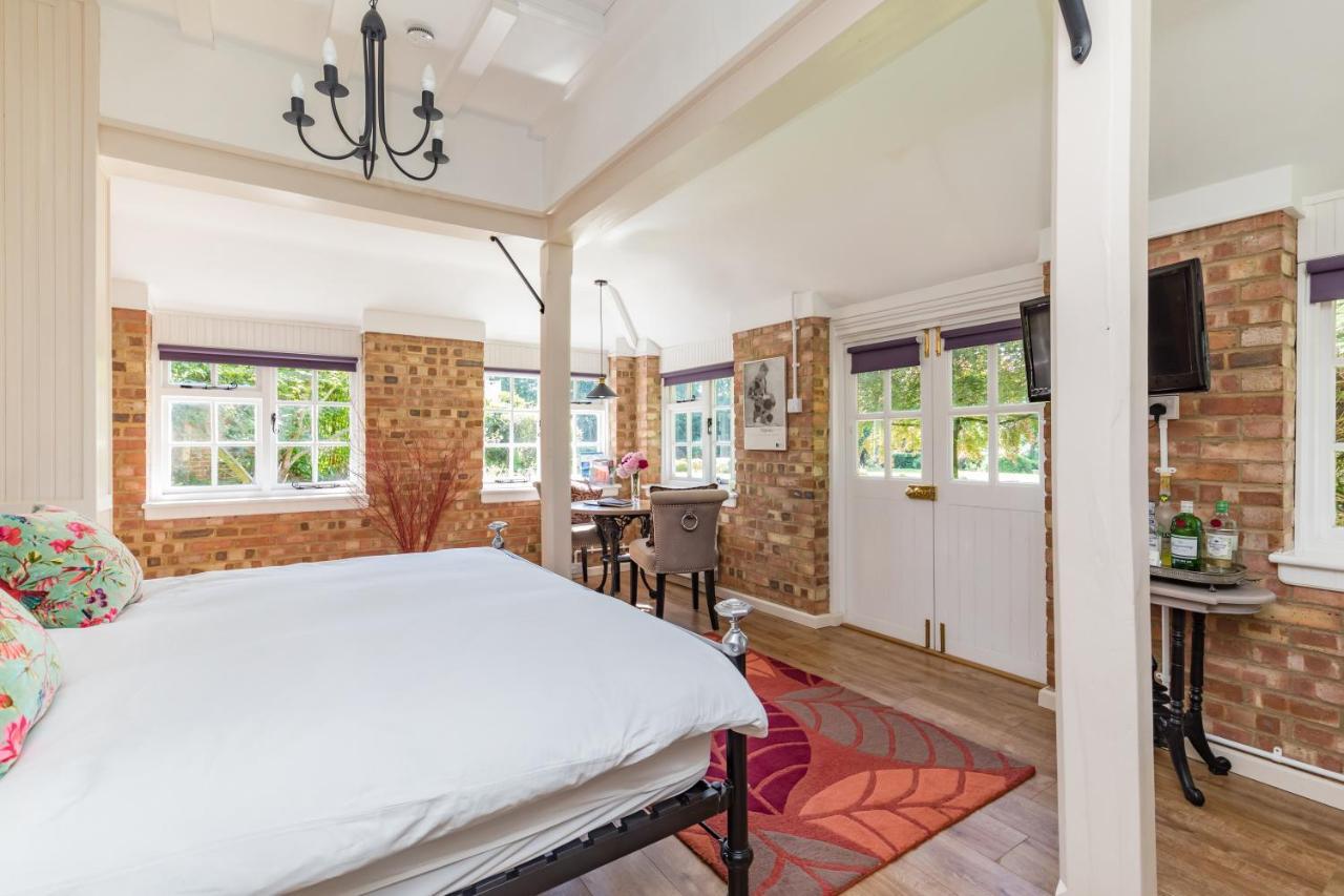 Old Mill Lodge By Huluki Sussex Stays Hurstpierpoint Buitenkant foto