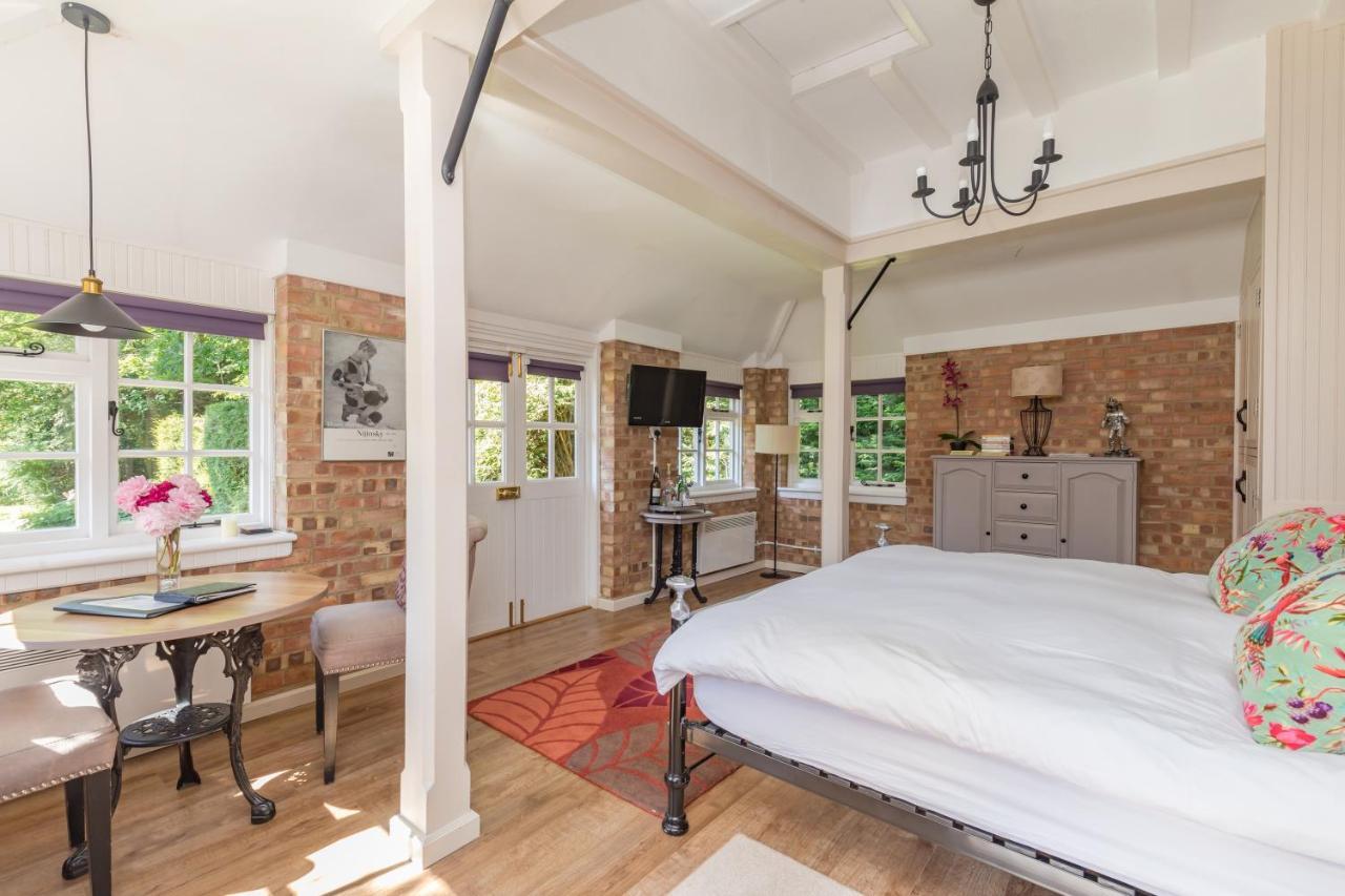 Old Mill Lodge By Huluki Sussex Stays Hurstpierpoint Buitenkant foto