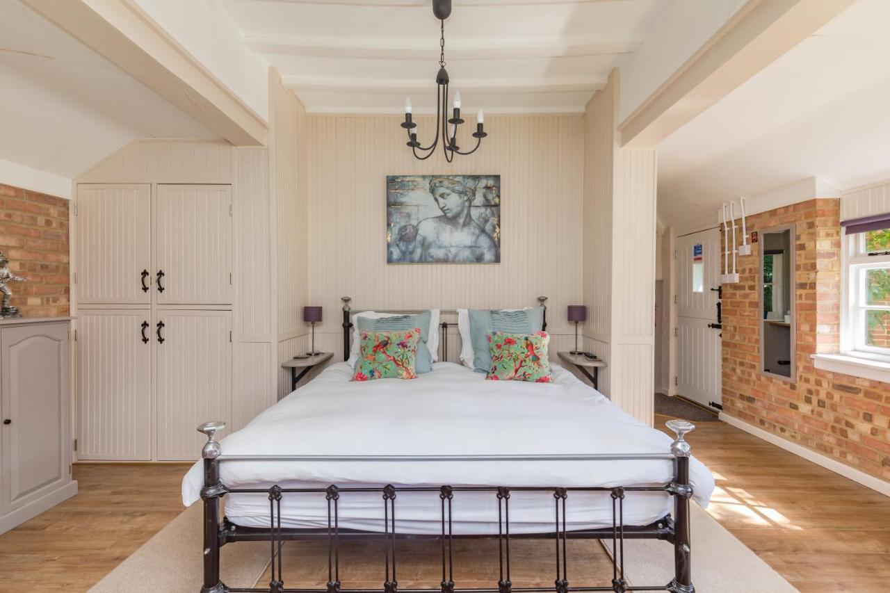 Old Mill Lodge By Huluki Sussex Stays Hurstpierpoint Buitenkant foto