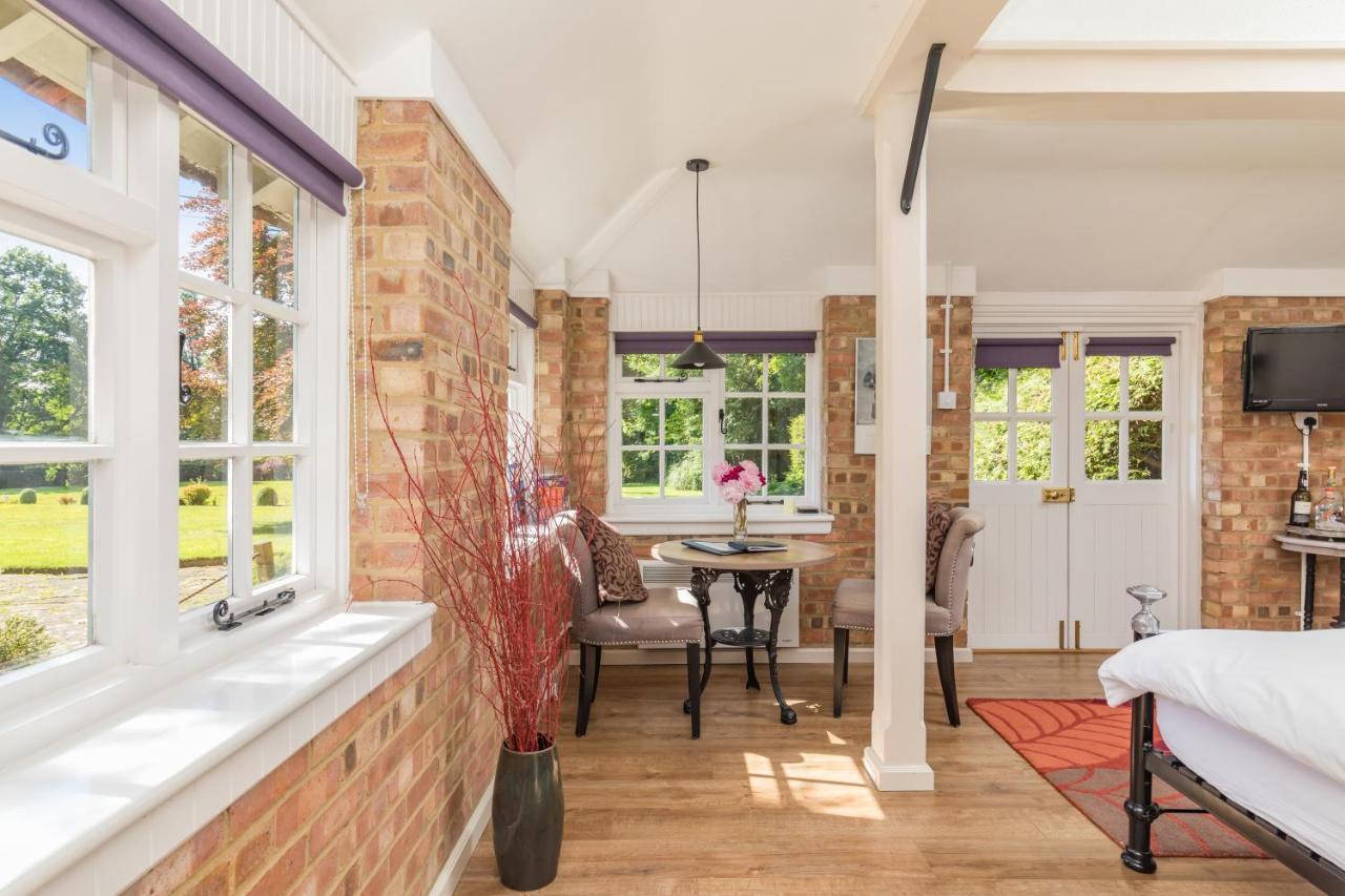 Old Mill Lodge By Huluki Sussex Stays Hurstpierpoint Buitenkant foto