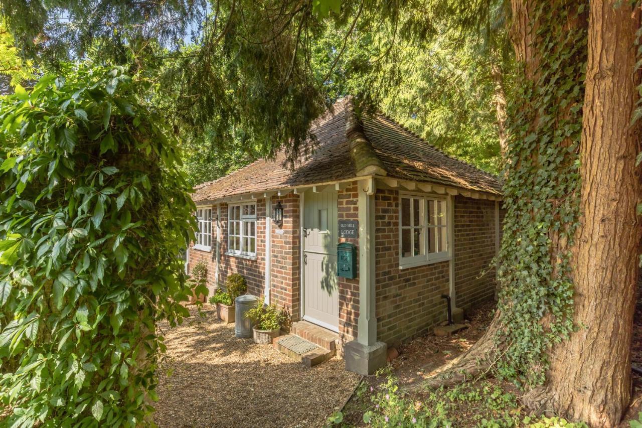 Old Mill Lodge By Huluki Sussex Stays Hurstpierpoint Buitenkant foto