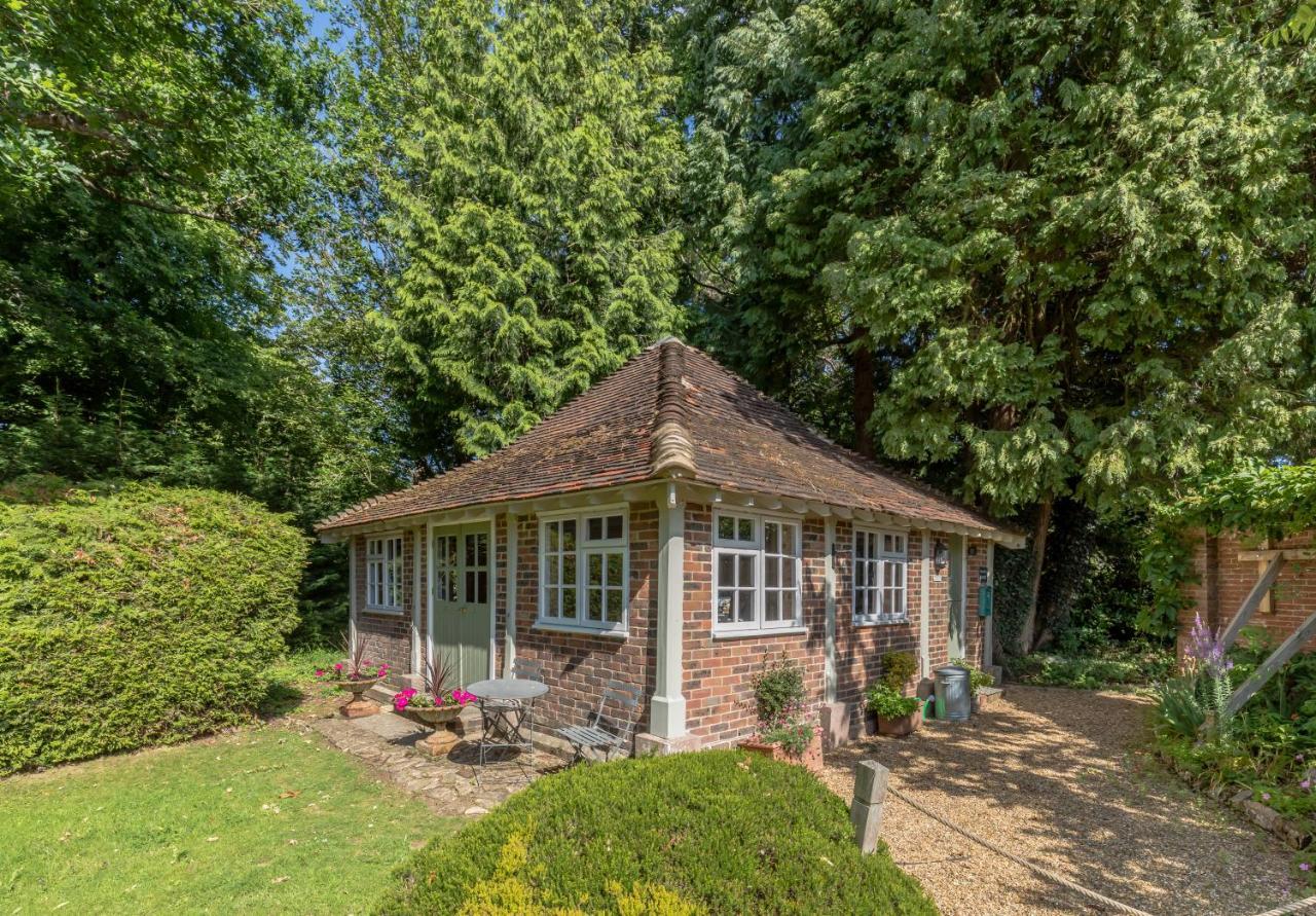 Old Mill Lodge By Huluki Sussex Stays Hurstpierpoint Buitenkant foto