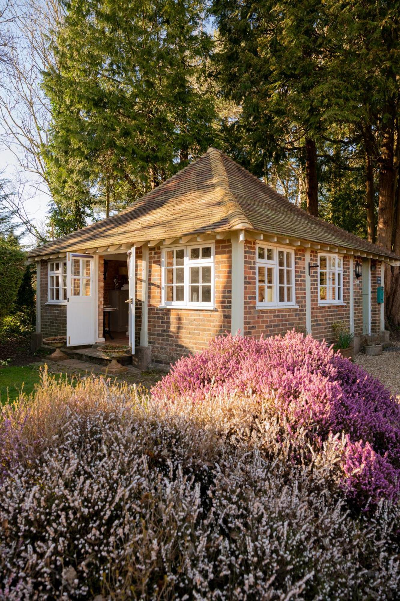 Old Mill Lodge By Huluki Sussex Stays Hurstpierpoint Buitenkant foto