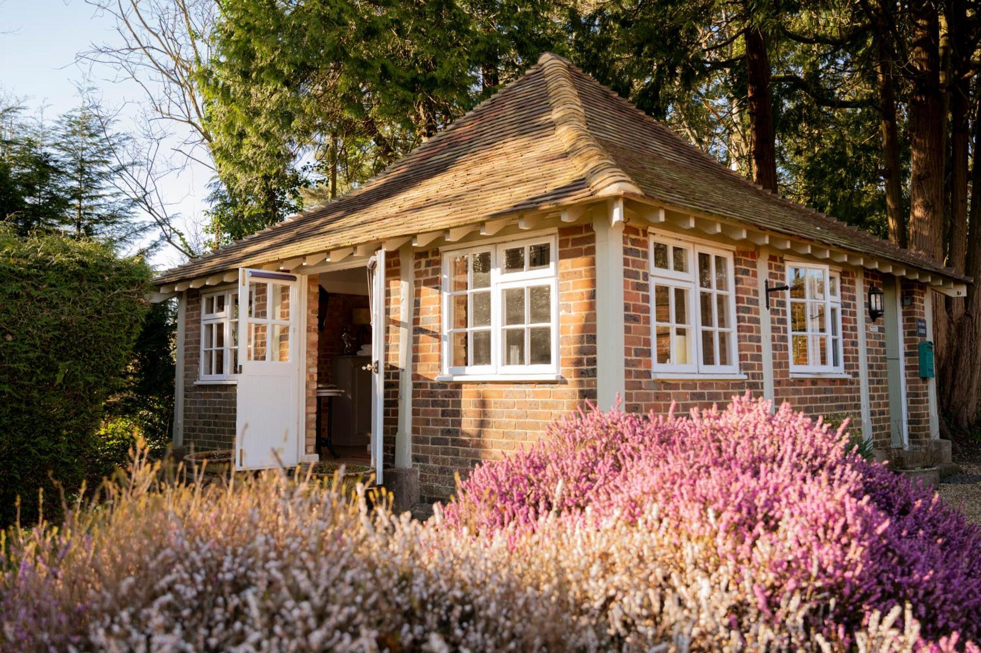 Old Mill Lodge By Huluki Sussex Stays Hurstpierpoint Buitenkant foto
