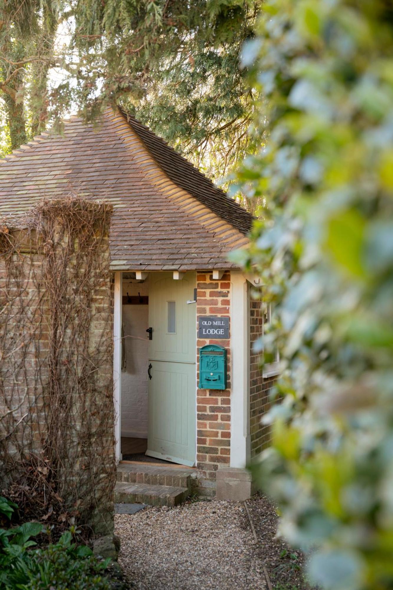 Old Mill Lodge By Huluki Sussex Stays Hurstpierpoint Buitenkant foto