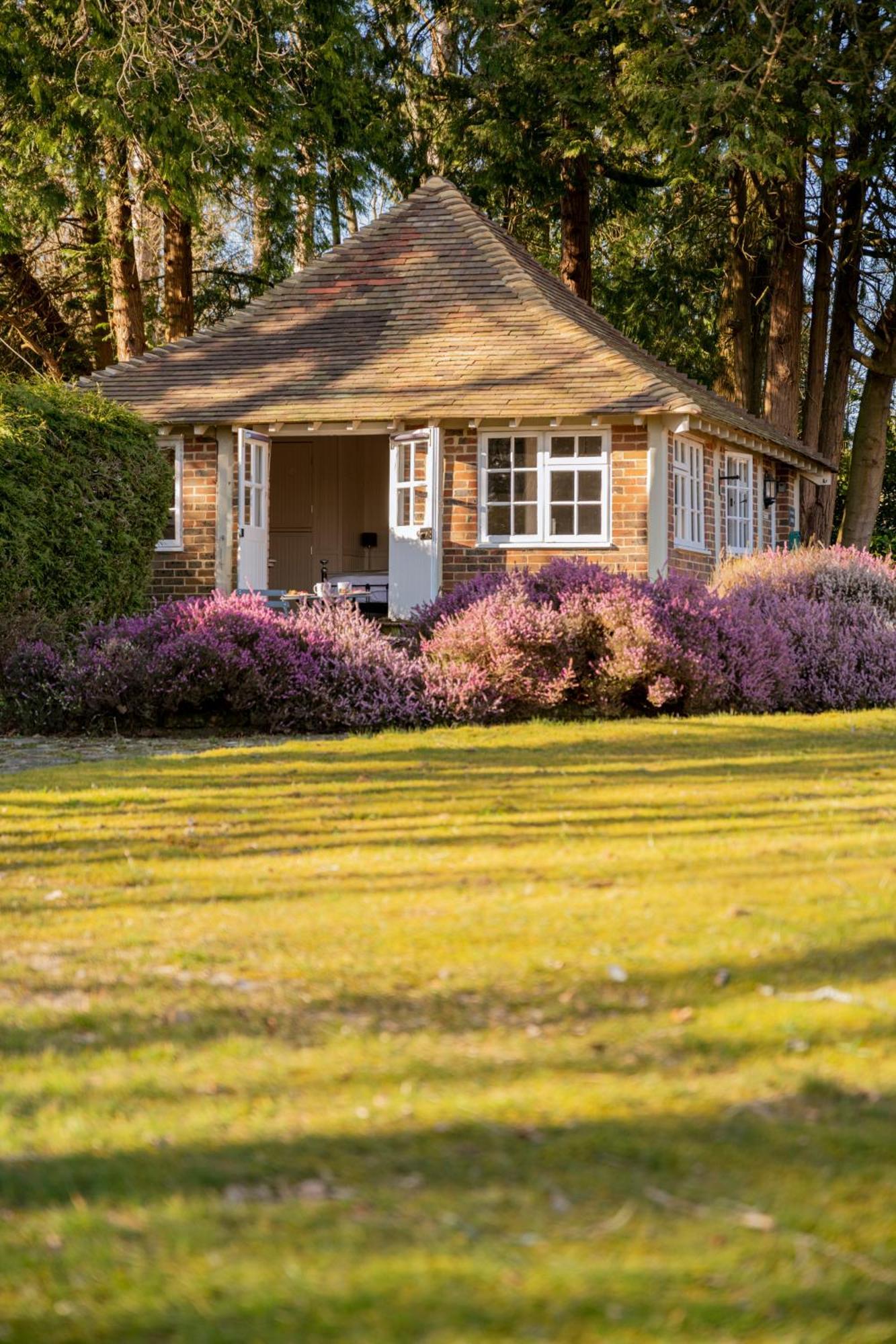 Old Mill Lodge By Huluki Sussex Stays Hurstpierpoint Buitenkant foto