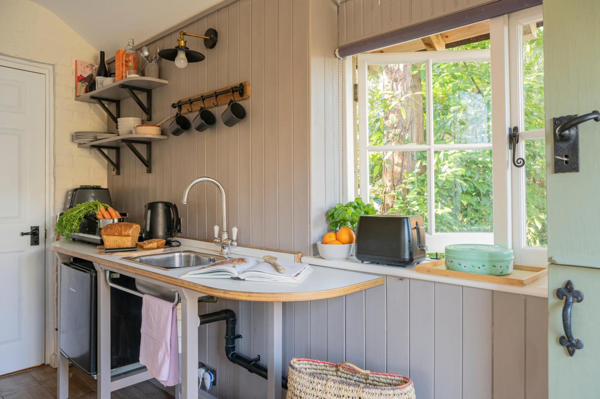 Old Mill Lodge By Huluki Sussex Stays Hurstpierpoint Buitenkant foto