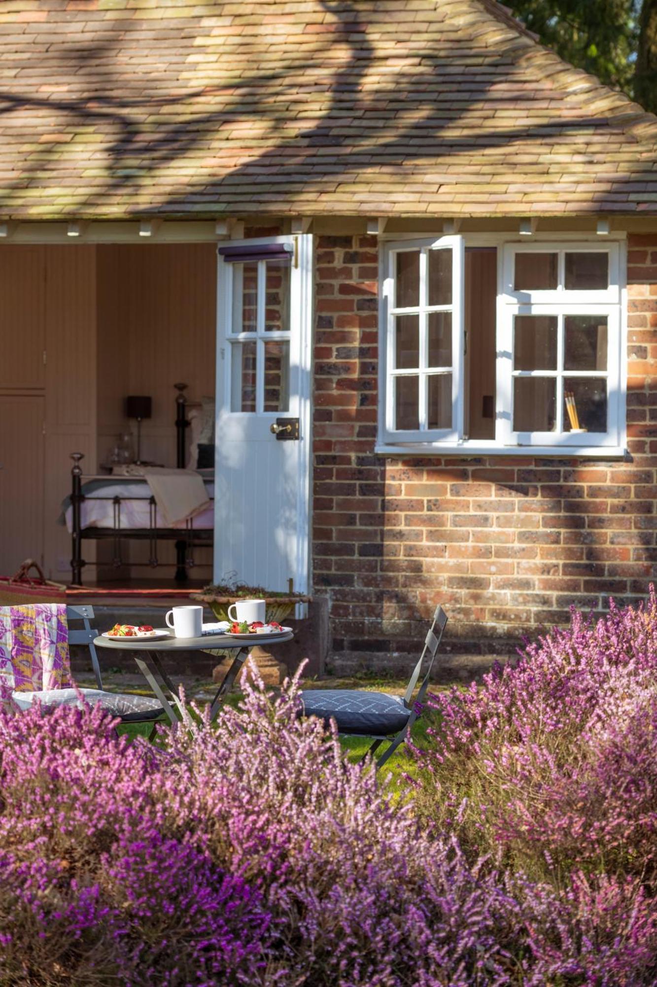 Old Mill Lodge By Huluki Sussex Stays Hurstpierpoint Buitenkant foto