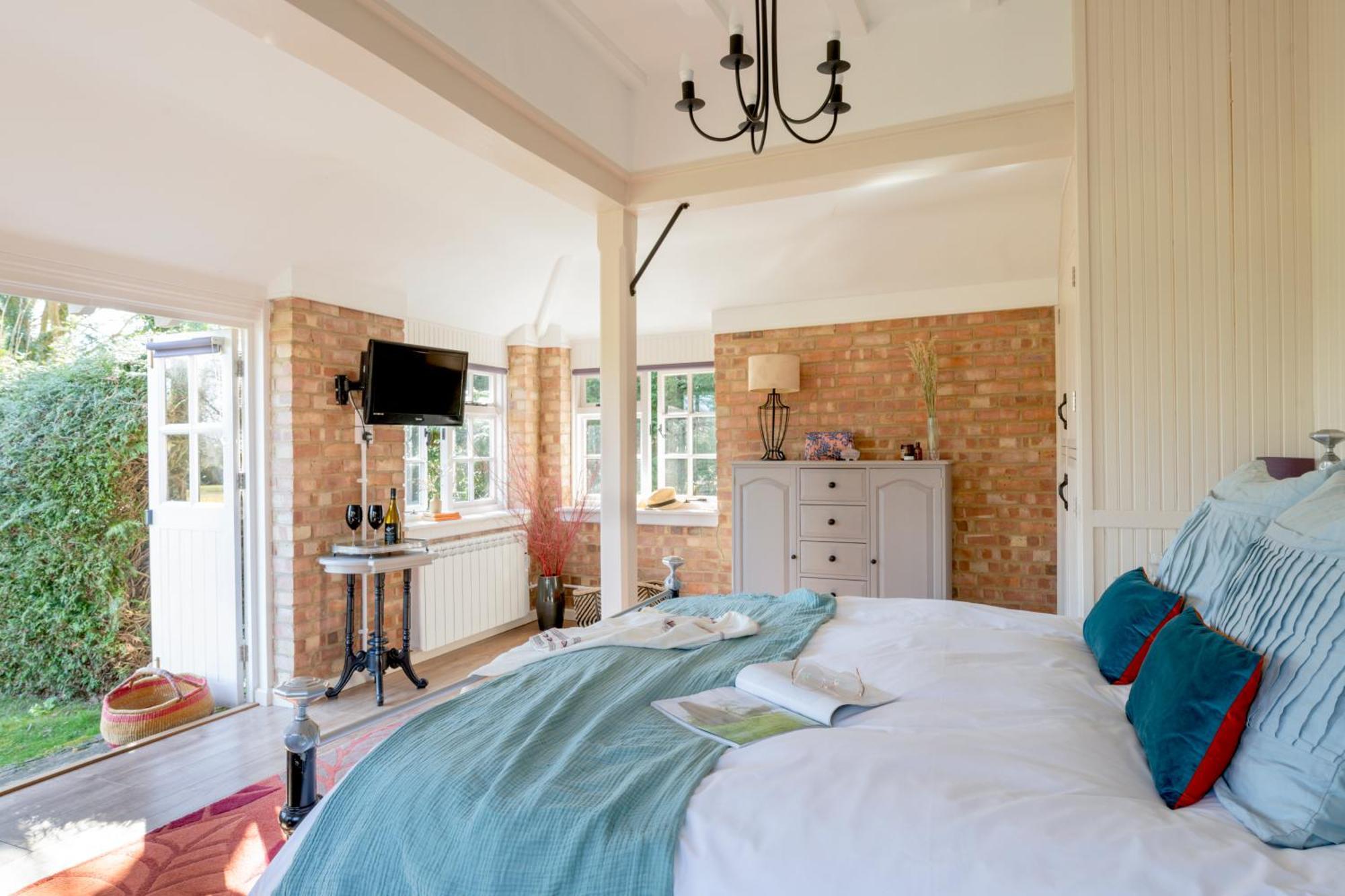 Old Mill Lodge By Huluki Sussex Stays Hurstpierpoint Buitenkant foto