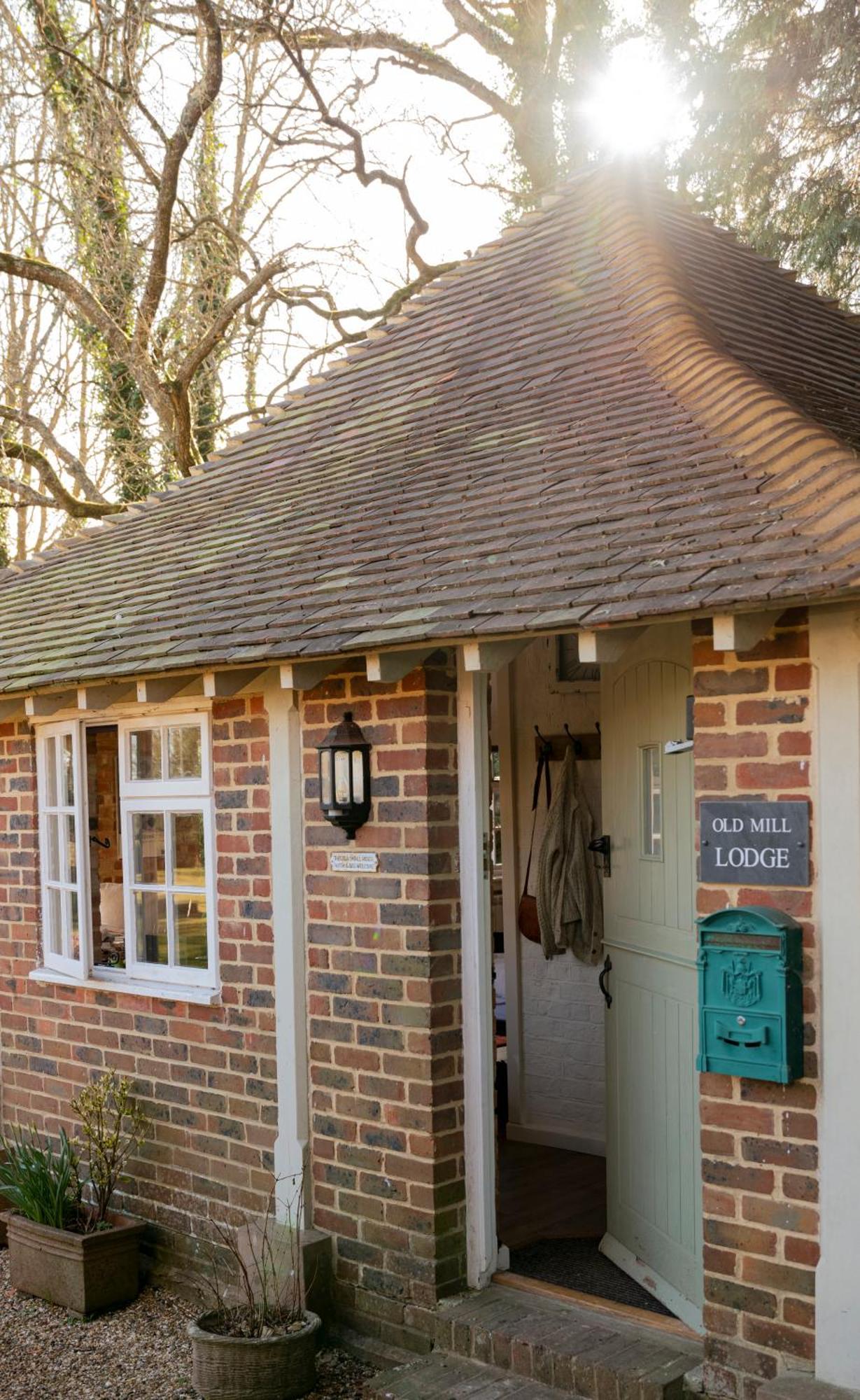 Old Mill Lodge By Huluki Sussex Stays Hurstpierpoint Buitenkant foto