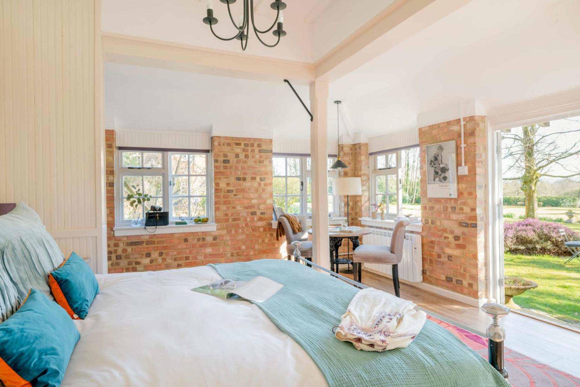 Old Mill Lodge By Huluki Sussex Stays Hurstpierpoint Buitenkant foto