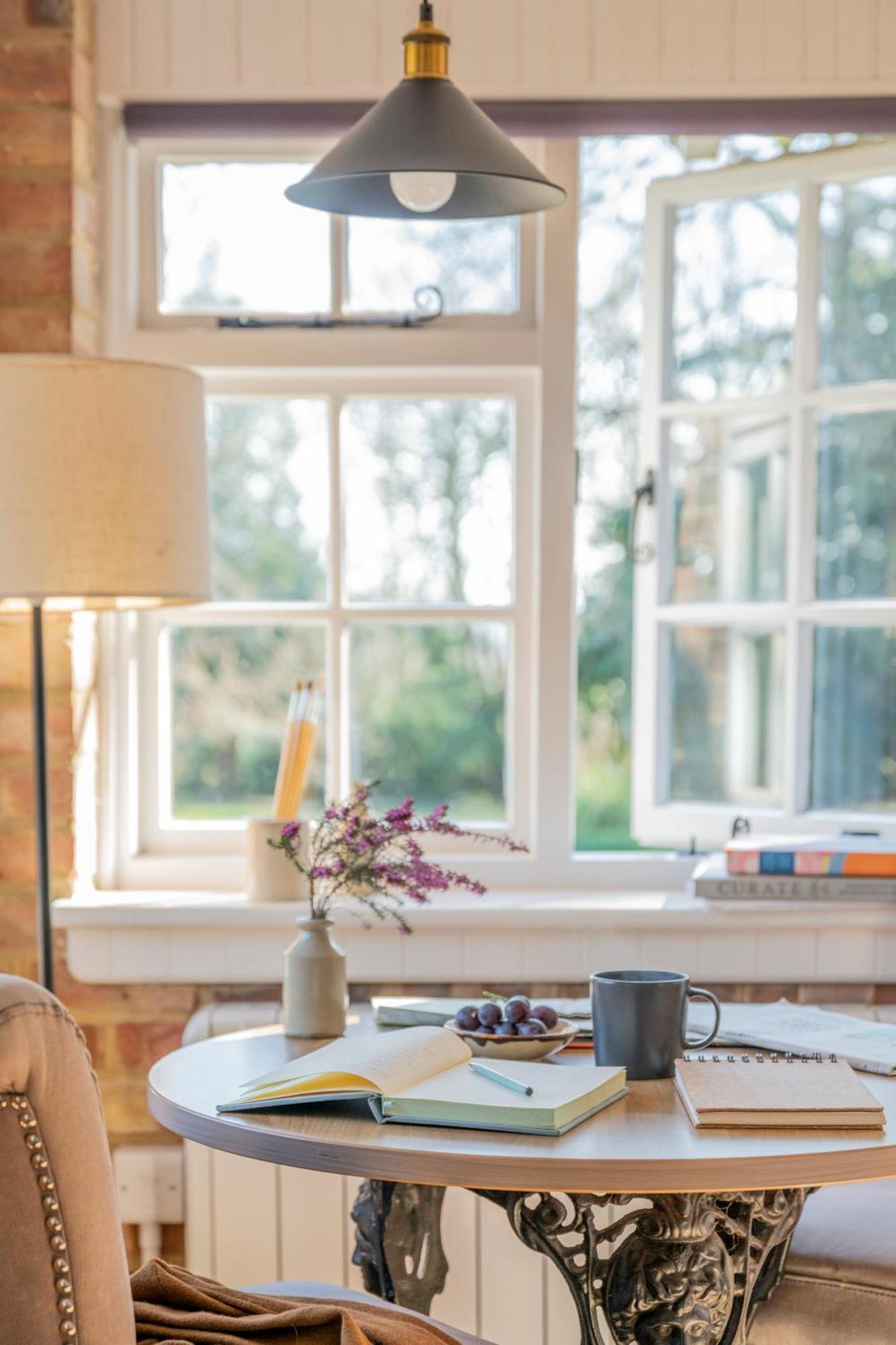 Old Mill Lodge By Huluki Sussex Stays Hurstpierpoint Buitenkant foto